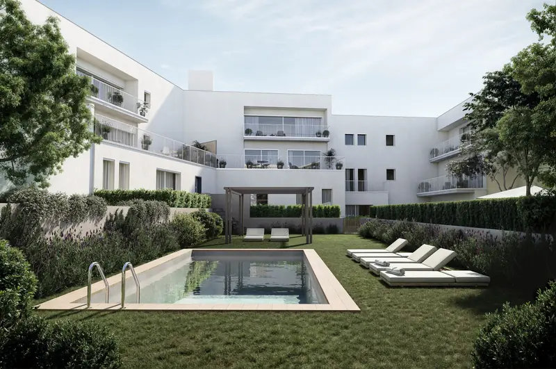 Façanes interiors i zona de piscina amb jardí i gandules
