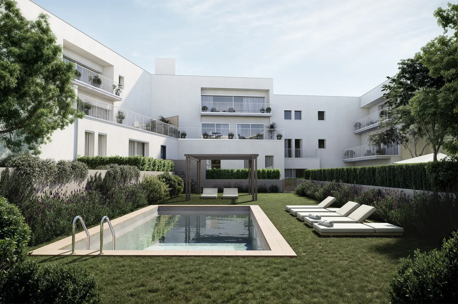 Zona comunitària de Vall d'Aro Residencial: la piscina, les gandules i els jardins entre les façanes interiors